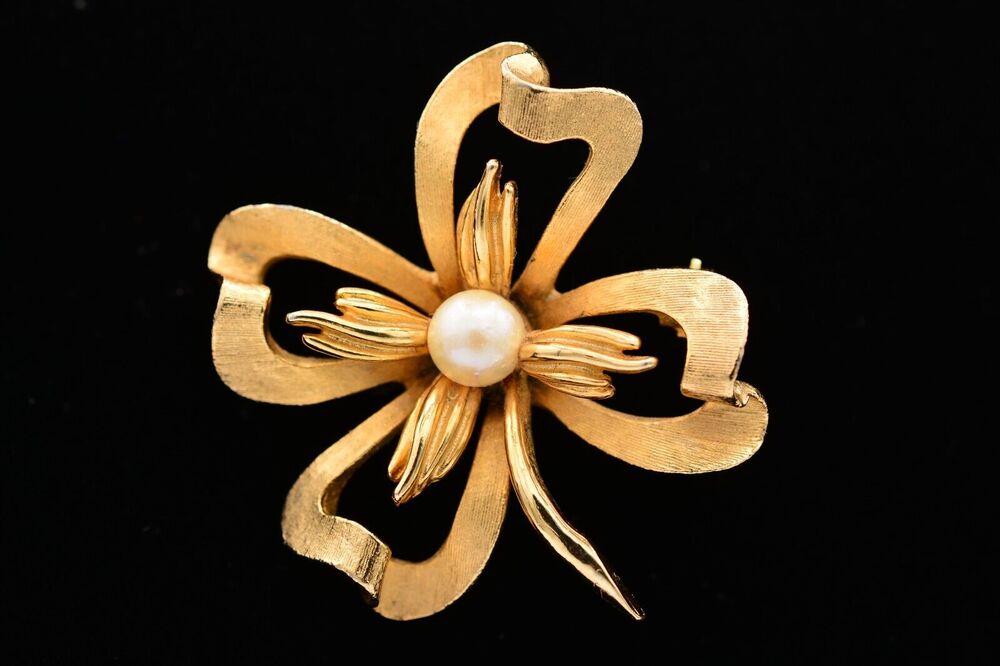 Capri Vintage Flower Pin Brooch Brushed Gold Tone White Pearl Signed 1980s BinAT